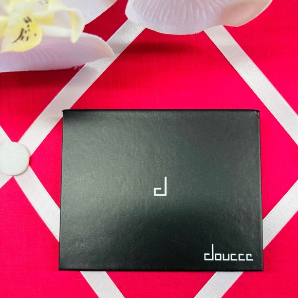 DOUCCE Eyeshadow/ Eyeliner/Highlighter/Bronzer Palette. Retail: $65 - Picture 3 of 3